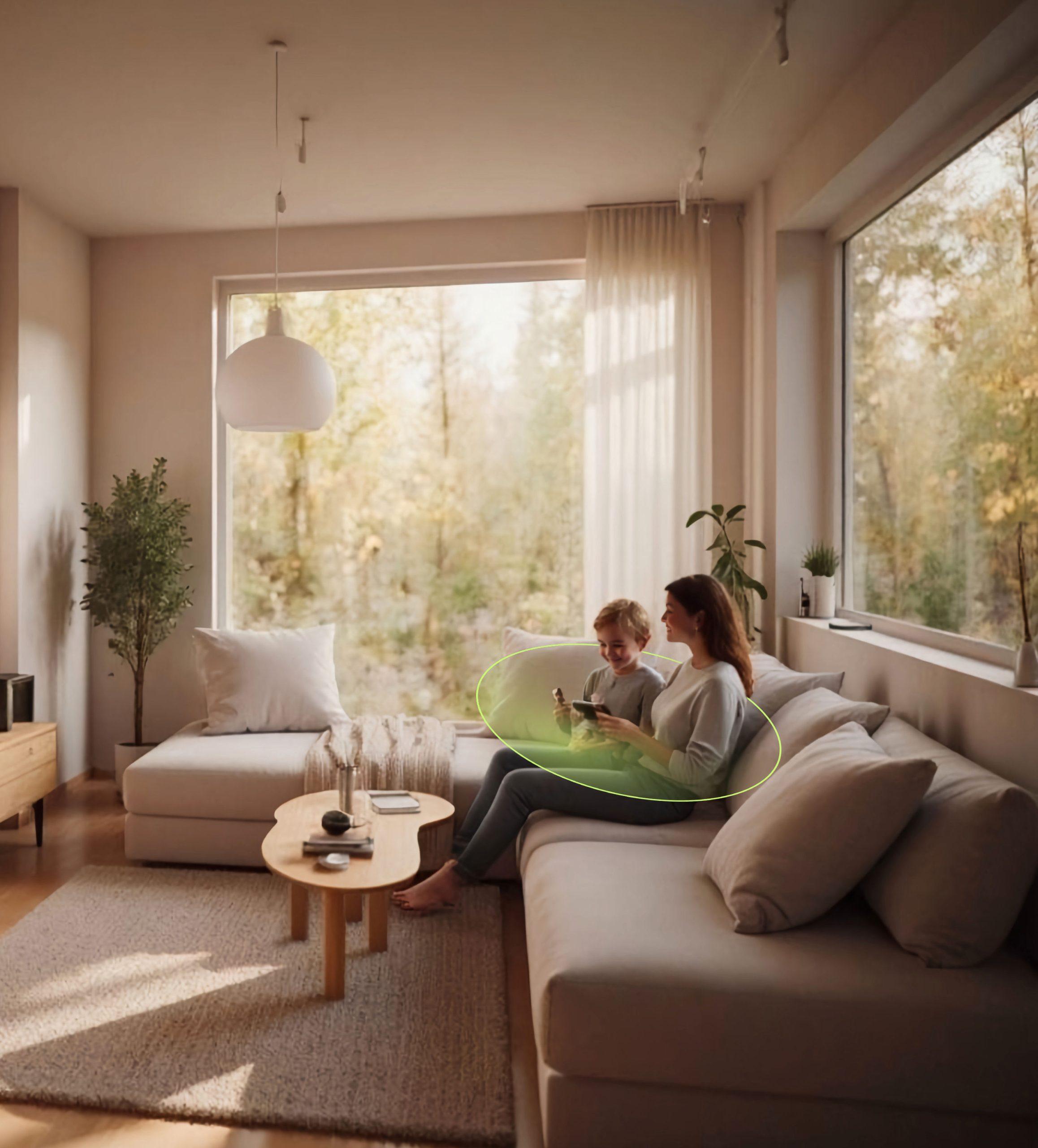 Frau und Kind mit Tablet auf dem Sofa