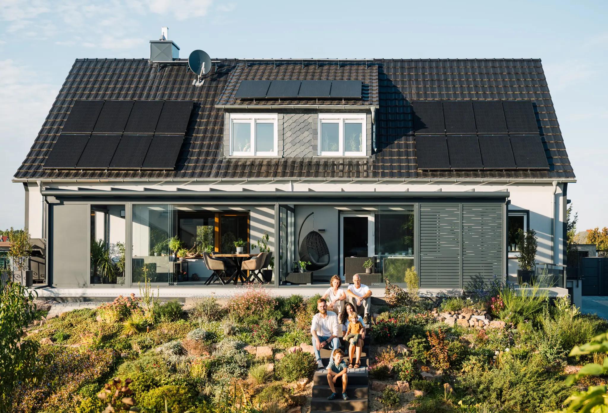 Einfamilienhaus mit Solaranlage auf dem Schrägdach